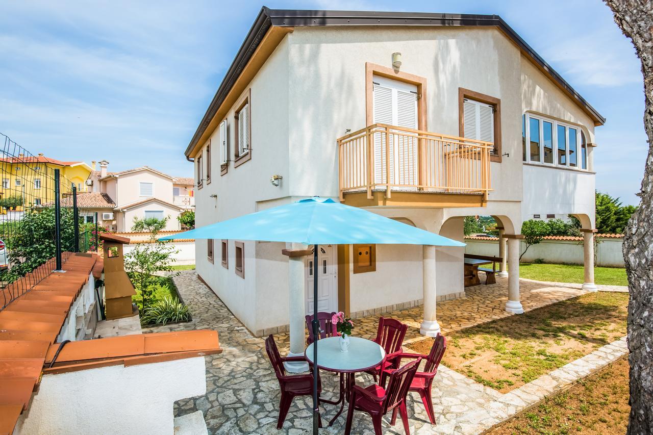 Ližnjan Apartment Carolina מראה חיצוני תמונה